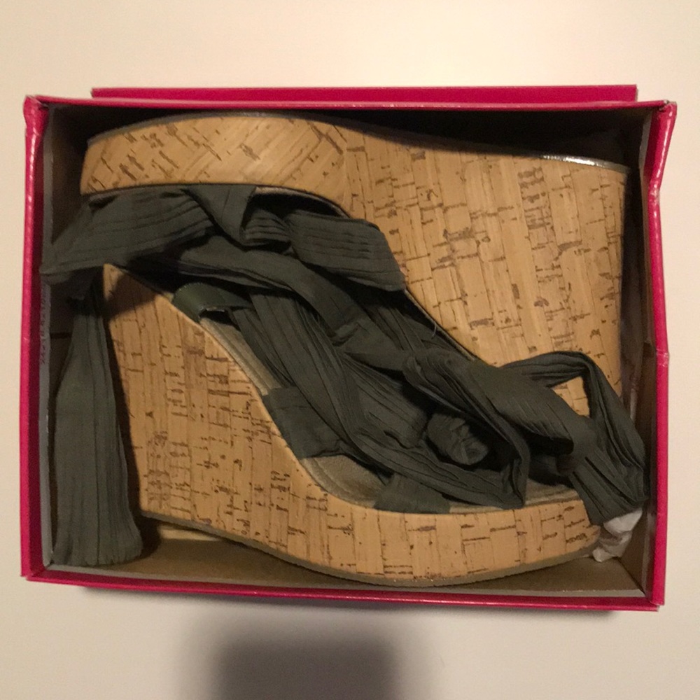 Bella Olive Wedge